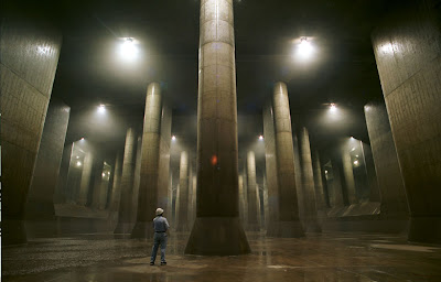 近未来都市のような日本の下水システムの写真